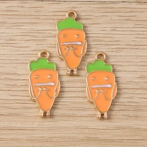 Détail de breloques carottes en émail orange et anneaux en alliage plaqué or brillant
