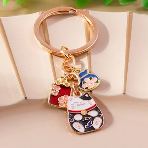 Goldener Maneki-Neko-Schlüsselanhänger mit Glücksbringer-Blumenanhängern und Katzenklingel