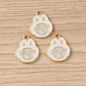 Vue détaillée de trois breloques lapin en émail doré pour la création de bijoux DIY