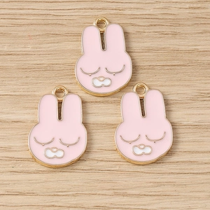 Détails des pendentifs lapin en émail rose avec base en métal doré pour créations DIY