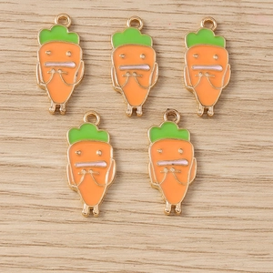 Vue détaillée de cinq breloques carottes en alliage orange et vert pour bijoux DIY