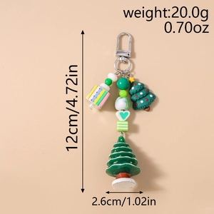 Vue détaillée d'un porte-clés sapin de Noël avec perles et breloques colorées