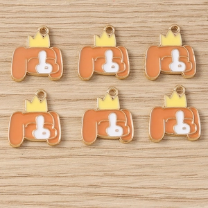 Détail de 6 breloques de chien de dessin animé avec couronnes jaunes sur bois naturel