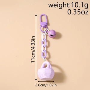 Détail d'un porte-clés violet avec clochette et panier tressé avec ses dimensions