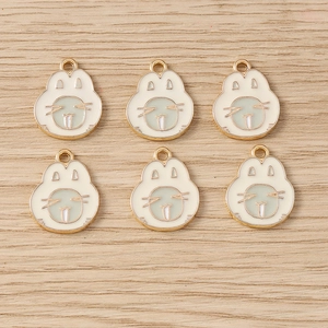 Vue détaillée de six breloques lapin en émail blanc et vert pour la création de bijoux