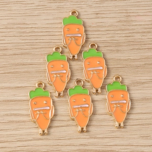 Détail de six breloques carottes en émail coloré pour la création de bijoux DIY et porte-clés