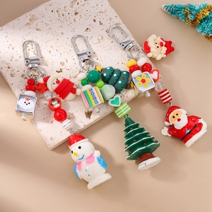 Détail des porte-clés de Noël avec perles et figurines de Père Noël et bonhomme de neige