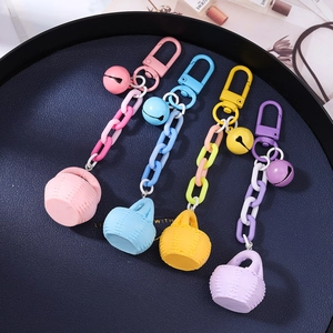 Vue détaillée de quatre porte-clés mini panier colorés en tons macarons avec chaînes
