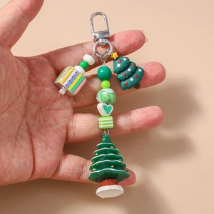 Détail d'un porte-clés sapin de Noël avec perles colorées et fermoir argenté