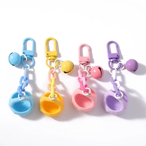 Sets de porte-clés colorés avec chaînes en plastique et pendentifs boules tressées
