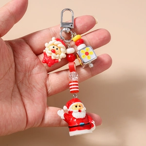 Porte-clés de Noël tenu à la main avec perles colorées et breloques Père Noël