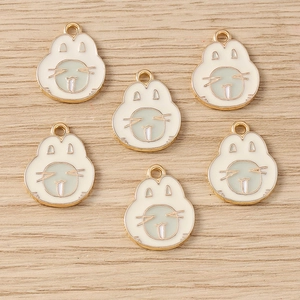 Détail de breloques tête de lapin en émail blanc avec bords dorés pour porte-clés DIY