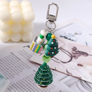 Détail du porte-clés sapin de Noël avec boîte cadeau rayée et perles décoratives