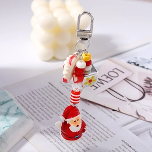 Détail d'un porte-clés Père Noël perlé avec cœur rouge et perles rayées de fête