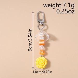 Détail d'un porte-clés de 9 cm avec rose jaune et perles rayées pour les femmes