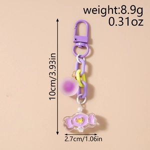 Vue détaillée du porte-clés bonbon violet avec chaîne épaisse et détails de cœur