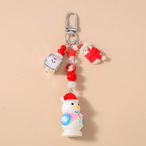 Gros plan du porte-clés bonhomme de neige de Noël avec perles rouges et charmes