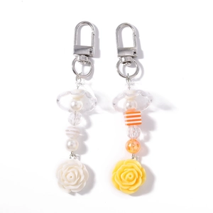Porte-clés fait main avec perles rayées et pendentifs fleurs de rose en résine