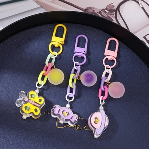 Porte-clés à grosse chaîne avec breloques papillon, bonbon et planète en couleurs vives