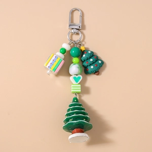 Détail du porte-clés de Noël perlé avec breloques bonhomme de neige et sapin en résine