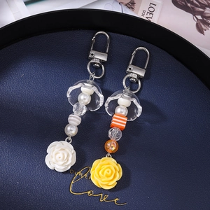 Lot de porte-clés artisanaux avec perles rayées et pendentifs fleurs de rose