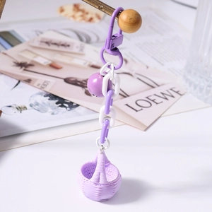 Détail du pendentif panier tressé violet et clochette assortie sur porte-clés à maillons