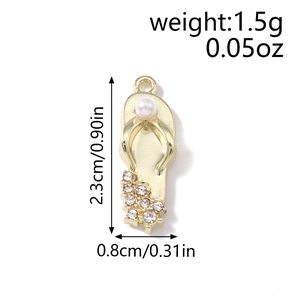 Makro-Detail eines goldenen Flip-Flop-Anhängers mit Strasssteinen und Größenangaben