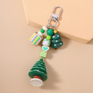 Vue détaillée du porte-clés sapin de Noël avec perles festives et pendentifs en résine