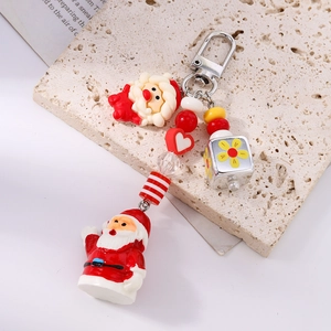 Détail d'un porte-clés de Noël avec figurines du Père Noël et perles colorées