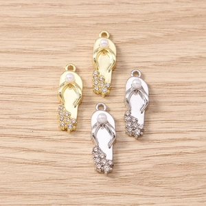 DIY Anhänger in Flip-Flop Form mit Strasssteinen und Perlen auf Holz hintergrund