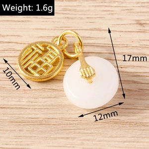 Détail macro du pendentif chinois Fu en or avec beignet en jade blanc élégant