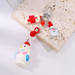 Gros plan d'un porte-clés bonhomme de neige de Noël avec perles et breloques