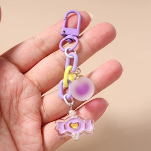 Détail du porte-clés chaîne épaisse violette avec pendentif cœur et perle mate