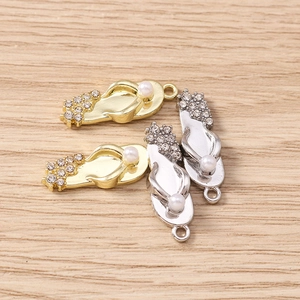 Detailansicht der glitzernden Flip-Flop Anhänger mit Strass und Perlen für DIY-Schmuck