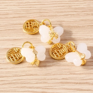 Pendentifs papillon rétro chinois avec breloques Fu sur fond en bois clair naturel