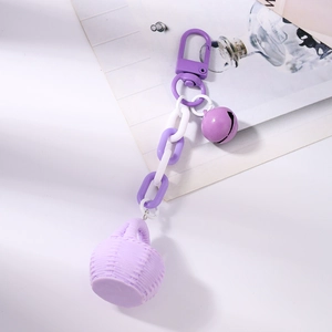 Détail du pendentif panier tressé violet avec une grosse chaîne de porte-clés en plastique