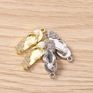Detailansicht der Strass-Flip-Flop-Anhänger in Gold- und Silberbeschichtung für DIY