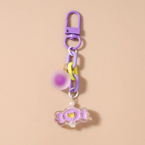 Détail du pendentif bonbon violet et de la chaîne en plastique colorée sur le porte-clés