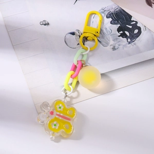 Détail du porte-clés papillon coloré avec pendentif acrylique et perle jaune givrée