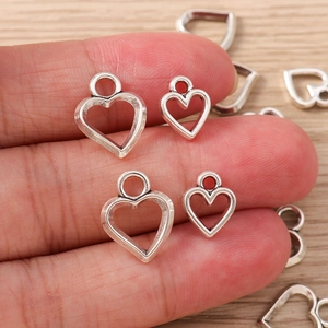 Ciondoli a cuore traforati in metallo argento in due dimensioni per gioielli fai-da-te