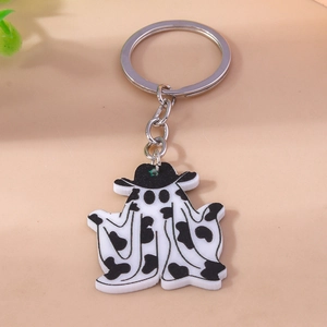 Détail d'un porte-clés fantôme d'Halloween avec motif de vache et petit chapeau noir