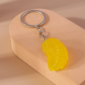 Dettaglio di un portachiavi realistico a fetta d'arancia con texture di polpa e anello