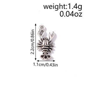 Dettaglio del ciondolo a forma di aragosta argento vintage con texture precisa da 2,2cm