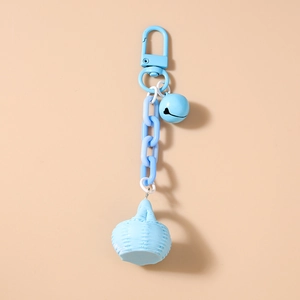 Détail du fermoir mousqueton bleu clair et chaîne en plastique sur un porte-clés tressé