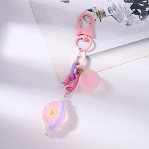 Détail du porte-clés planète rose avec des maillons en acrylique et un pendentif boule mate
