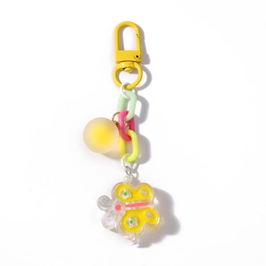 Détail du porte-clés à grosse chaîne avec perle mate et pendentif papillon en résine