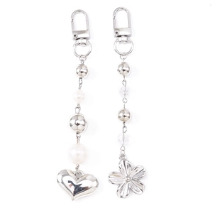 Porte-clés en métal argenté avec pendentif cœur, perles blanches et fleur stylée