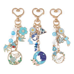 Porte-clés doré avec fleurs de pivoine, lapin, chat et oiseau sur anneaux en cœur
