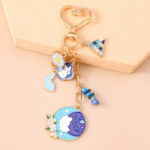 Détail du porte-clés émaillé lapin et lune avec fleur bleue et accents perlés