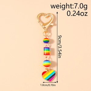 Gros plan du porte-clés perlé arc-en-ciel avec pendentif coeur, dimensions 9cm x 1,8cm